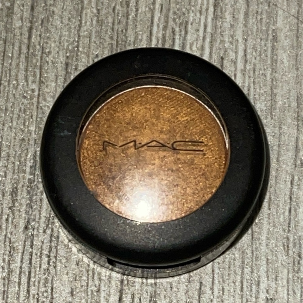 MAC Discontinued Eyeshadow Leisure Time Frost